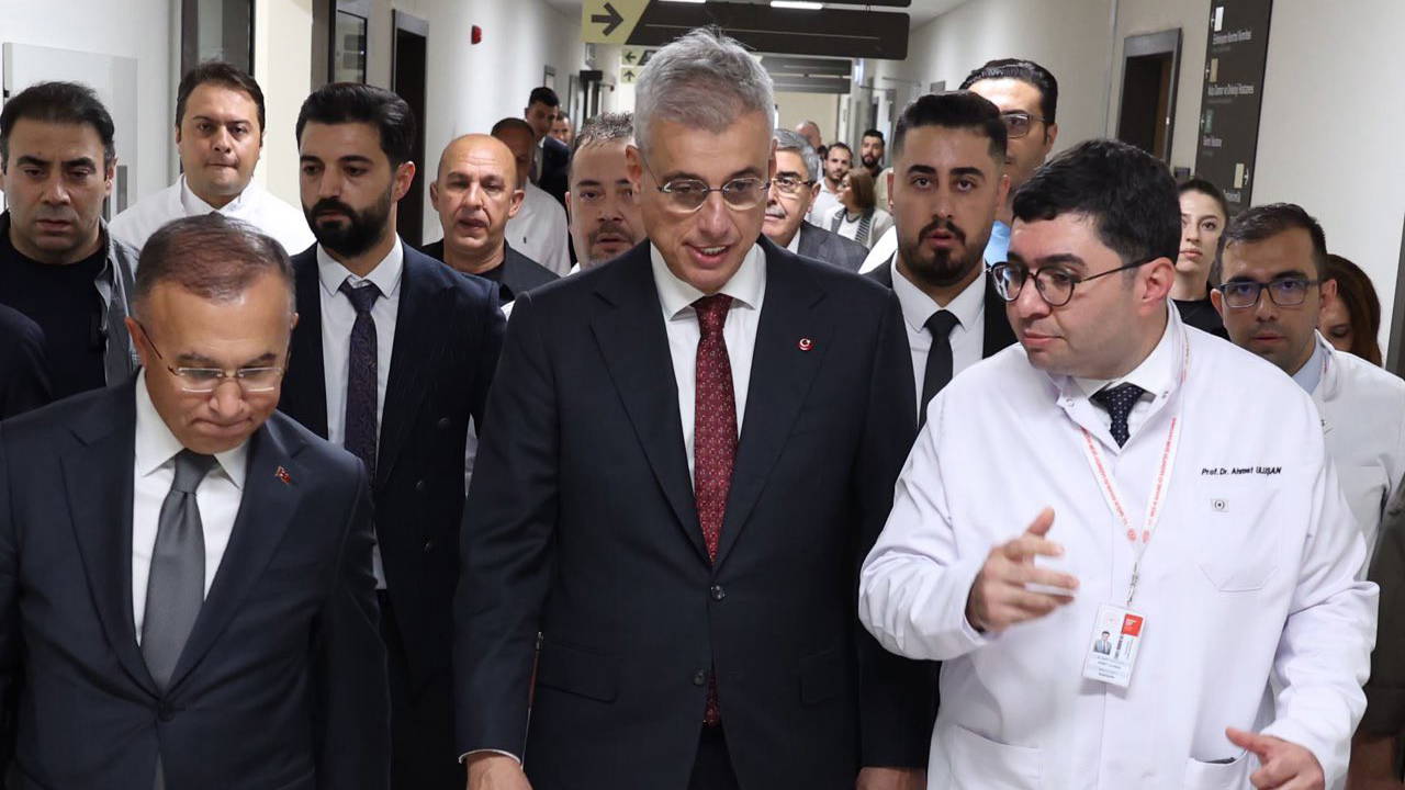 Sağlık Bakanı Memişoğlu, bıçaklı saldırıda yaralanan vekil Melih Meriç'i hastanede ziyaret etti