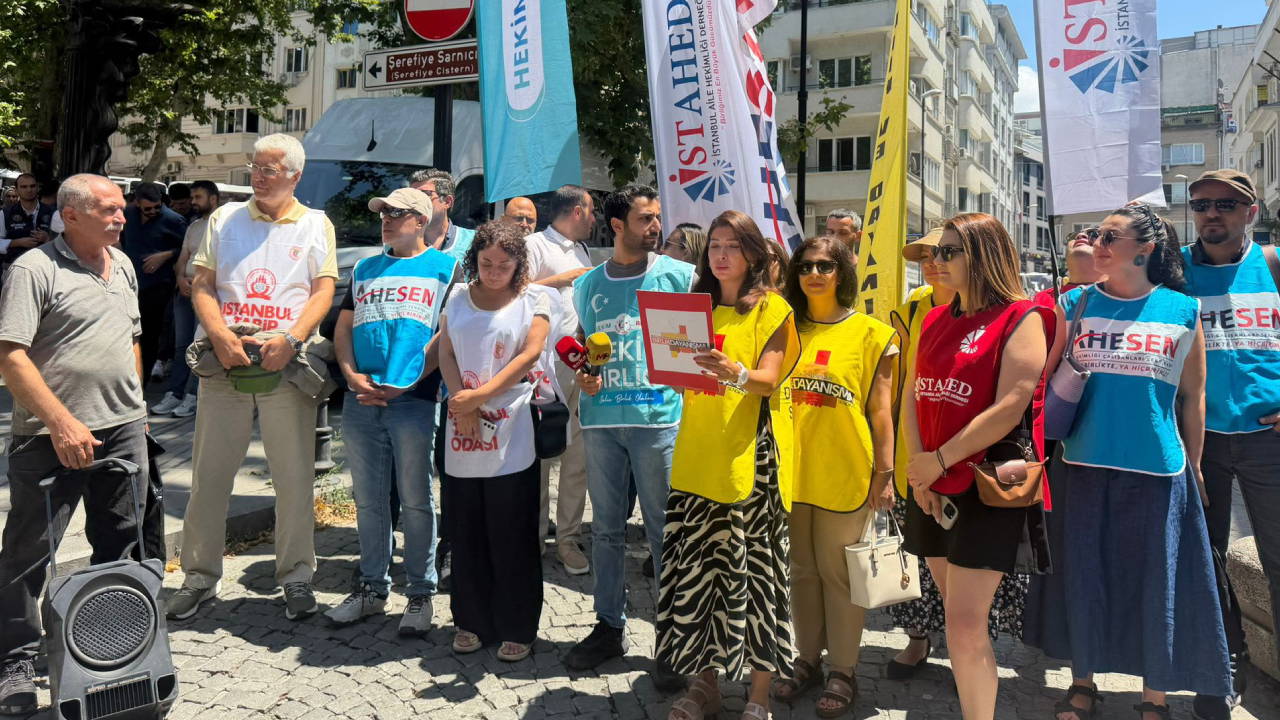 Sağlık emekçileri İstanbul'da eziyet yönetmeliğine karşı birleşti