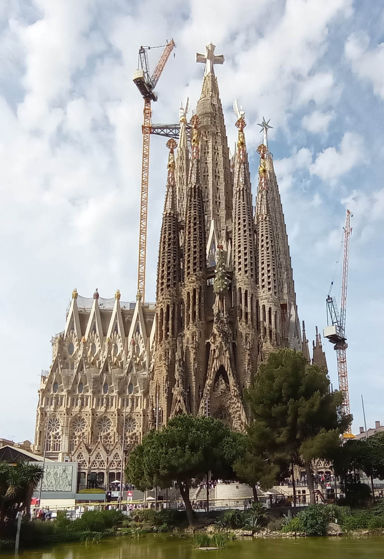 Yüz Yılı Aşkın Süredir İnşası Süren Sagrada Familia'da Ana Kuleler Tamamlandı