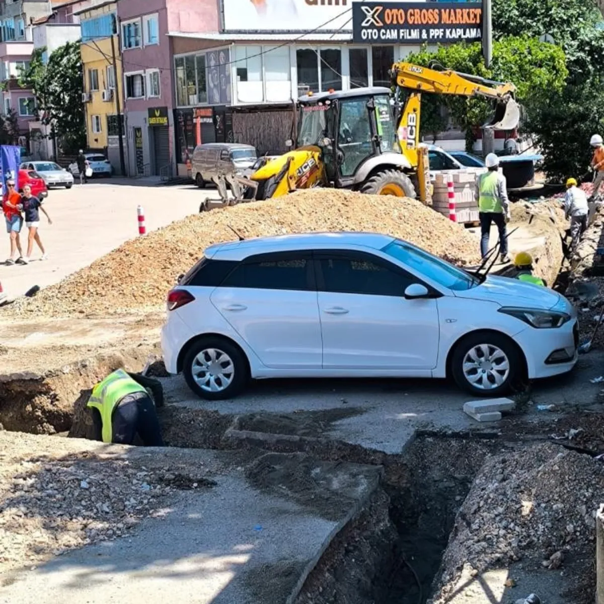 Sahibine Ulaşamayınca Aracın Çevresini Kazdılar! Bursa'da İlginç Olay