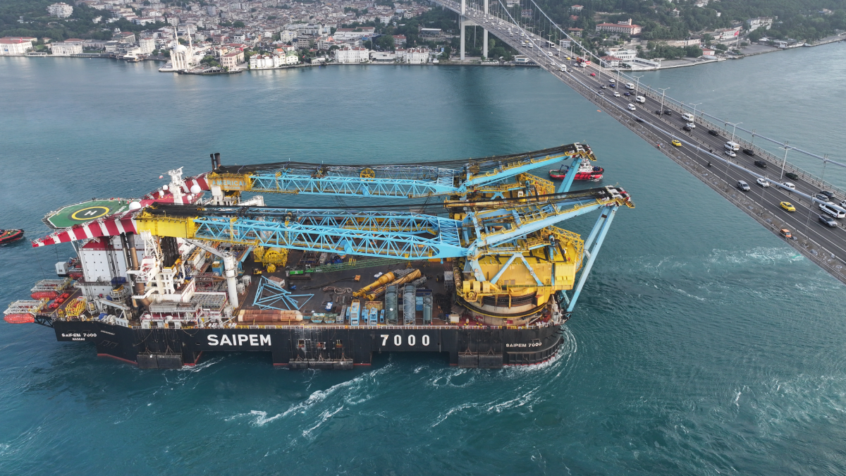 Köprüye 8 Metre Yaklaştı: Saipem 7000'in Boğaz Geçişi Tehlikeyi Teğet Geçti