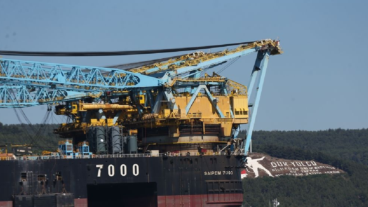 Dünyanın devi Saipem 7000 Çanakkale Boğazı'ndan geçti