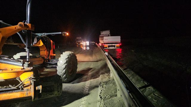 Sakaltutan Geçidi'nde Heyelan: Tır Bariyerlere Sıkıştı