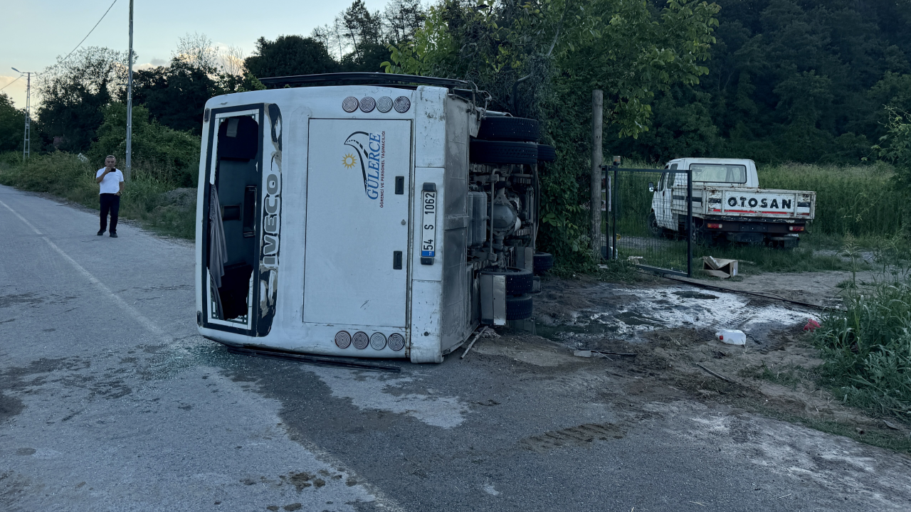 Sakarya'da 13 kişinin yaralandığı kaza kamerada: Tırla çarpışan servis midibüsü devrildi