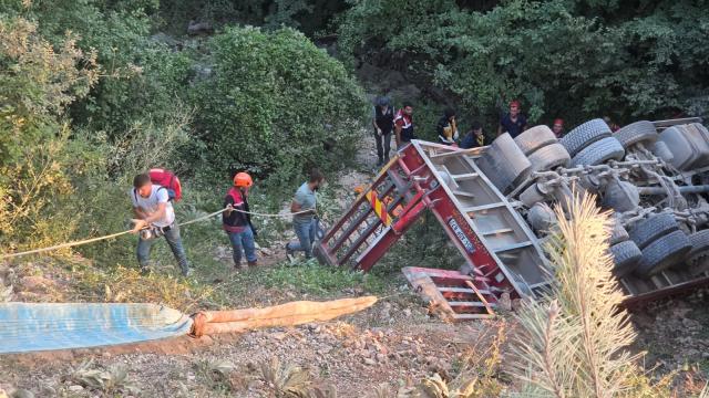 Sakarya'da Ağır Yük Aracı Şarampole Devrildi: Sürücü Hayatını Kaybetti