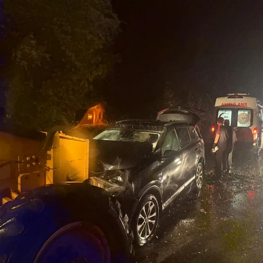 Sakarya'da Belediye Greyderi ile Otomobil Çarpıştı: 4 Yaralı