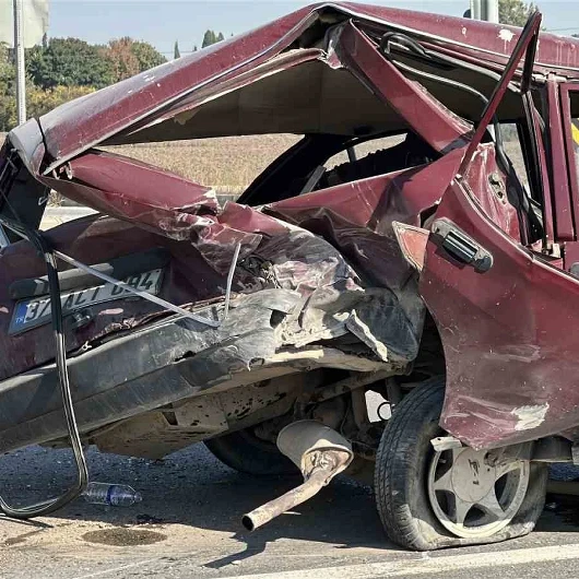 Sakarya D-100'de feci kaza: Otomobil kağıt gibi ezildi, 3 yaralı