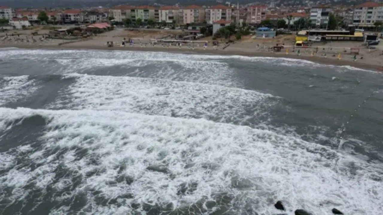 Sakarya'da Olumsuz Hava Koşulları Denize Girişleri Yasakladı
