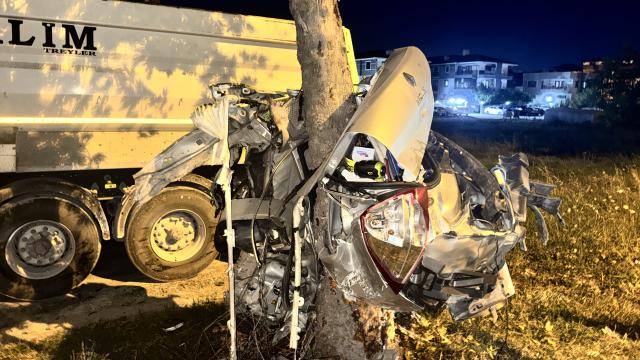 Sakarya'da Ağaca Çarpan Otomobil İkiye Ayrıldı: Sürücü Yaralandı