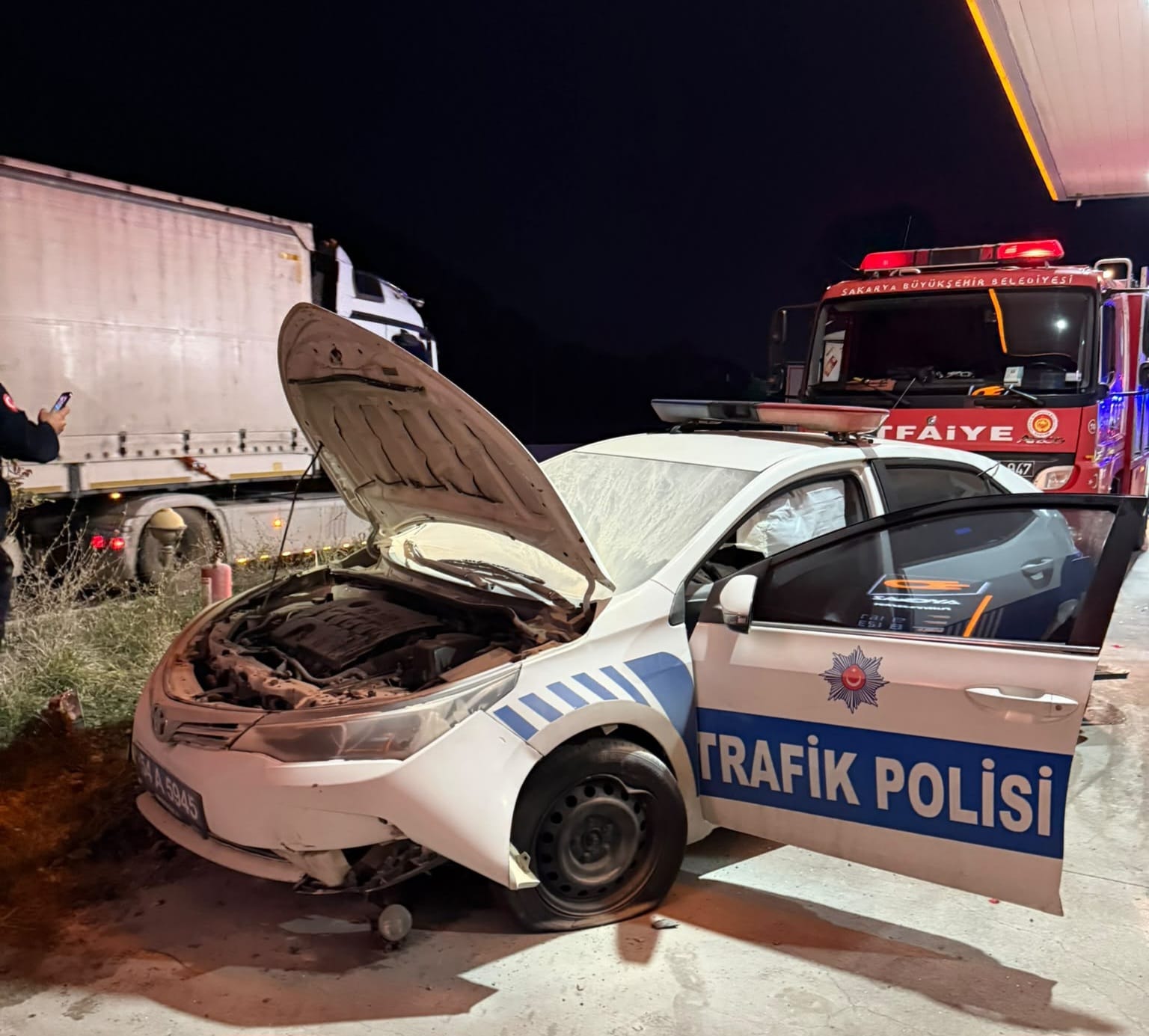 Sakarya'da feci kaza: TIR radar aracına çarptı, kamyona savruldu