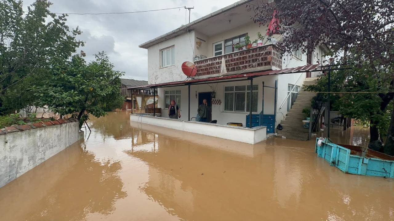 Sakarya Karasu'da Sağanak Felaketi: Dere Taştı, Ev ve İş Yerlerini Su Bastı