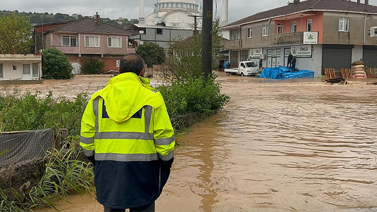 Sakarya Karasu'da Sağanak Felaketi: Yollar Göle Döndü, Ev ve İş Yerlerini Su Bastı
