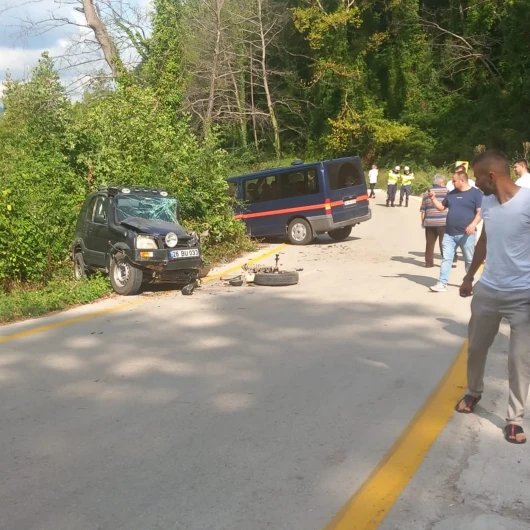 Sakarya'da Minibüs ile Hafif Ticari Araç Çarpıştı: 9 Yaralı