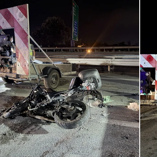 Sakarya'da Motosikletli Işıklı İkaz Römorkuna Çarptı: Sürücü Hayatını Kaybetti
