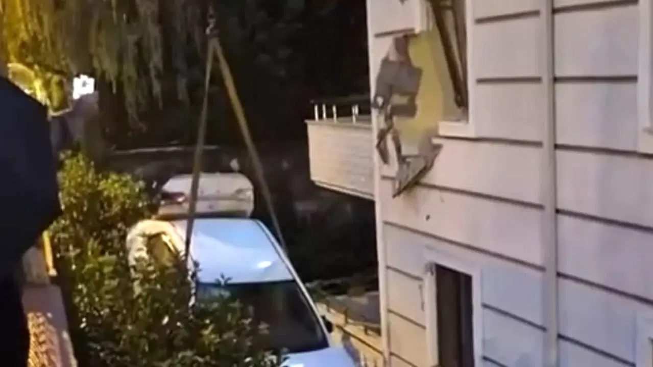 Sakarya'da Otomobil İkinci Kattaki Daireye Çarptı