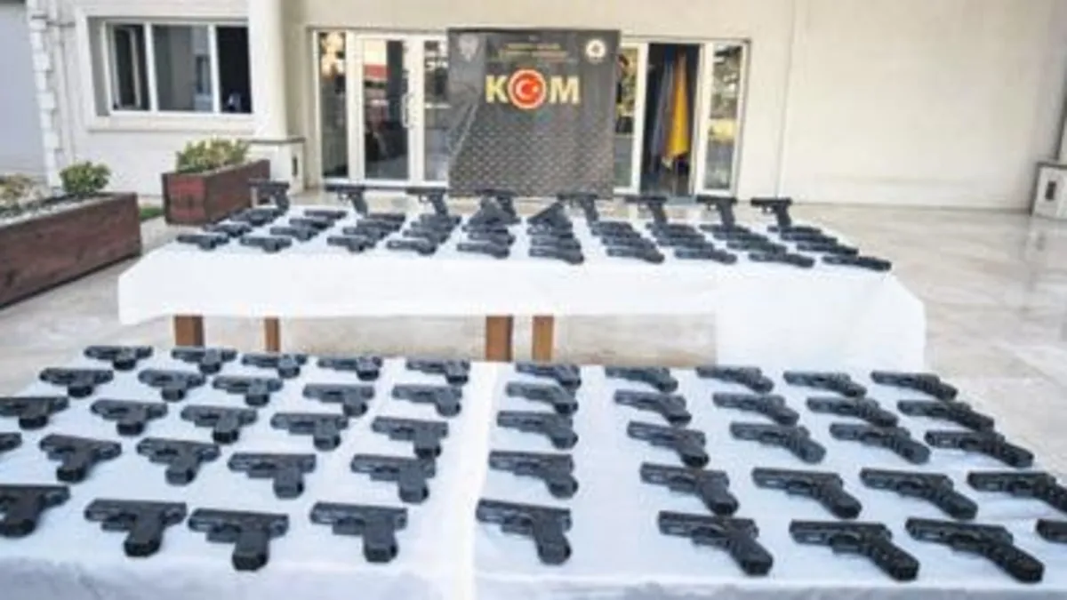 Sakarya'da Silah Kaçakçılığı Operasyonu: 100 Ruhsatsız Tabanca Ele Geçirildi