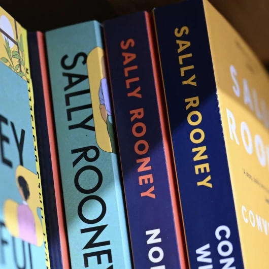 Sally Rooney'nin Kitapları Filistin Desteği Nedeniyle İngiltere'de Satıştan Çekiliyor