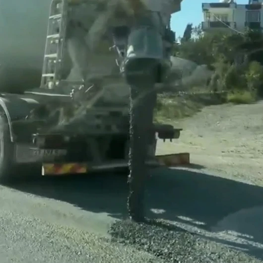 Samandağ'da Beton Mikseri Yola Harç Dökerek İlerledi