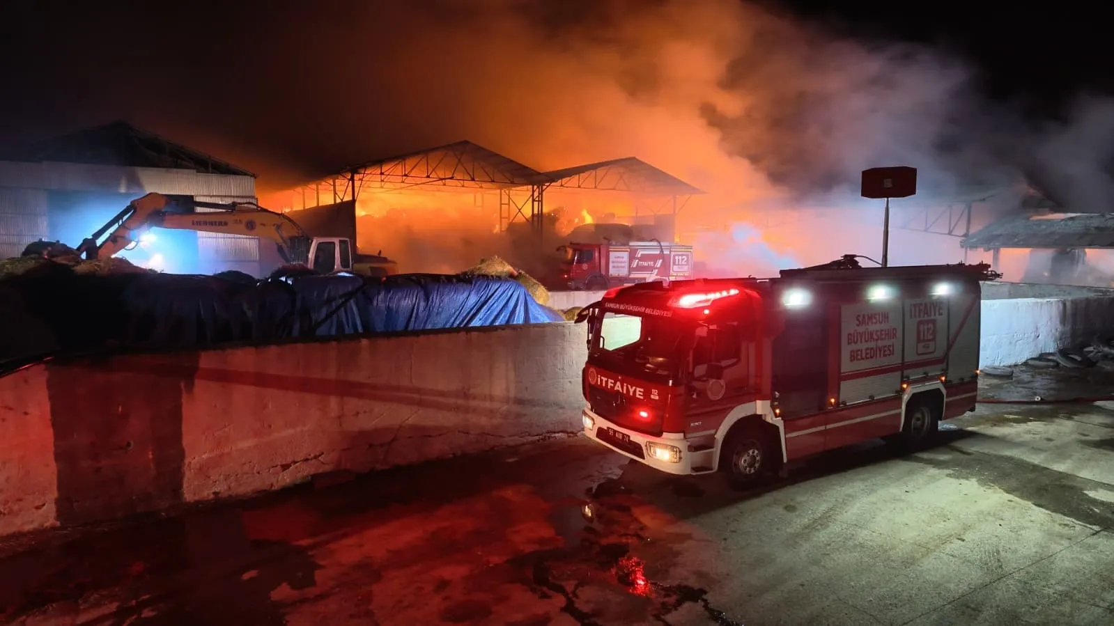 Samsun Bafra'da saman depolarında yangın: 5 bin balya küle döndü