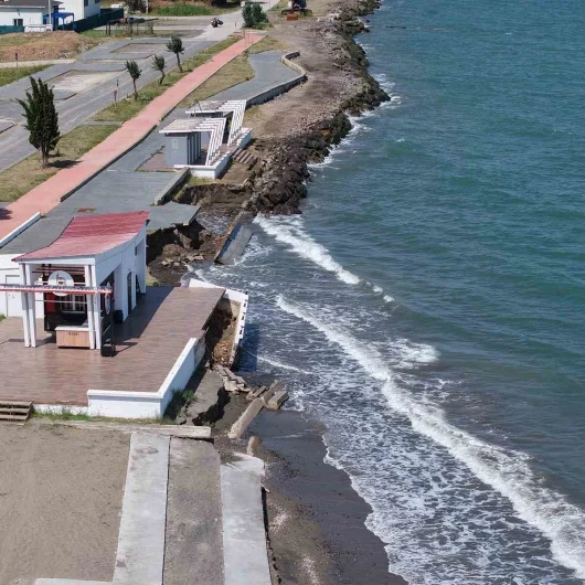 Samsun'da Kıyı Erozyonu Yapıları Tehdit Ediyor
