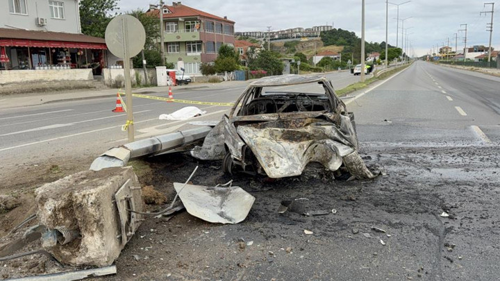 Samsun'da otomobil direğe çarpıp alev aldı: 1 ölü, 1 yaralı