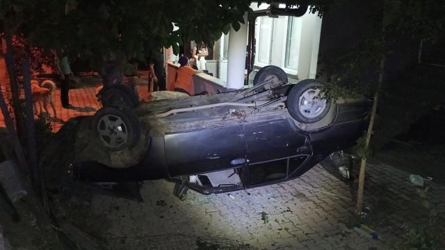 Samsun'da Otomobil Takla Atarak Evin Bahçesine Devrildi