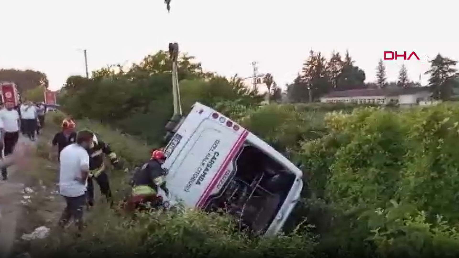 Samsun'da Özel Halk Otobüsü Şarampole Devrildi: 21 Yaralı