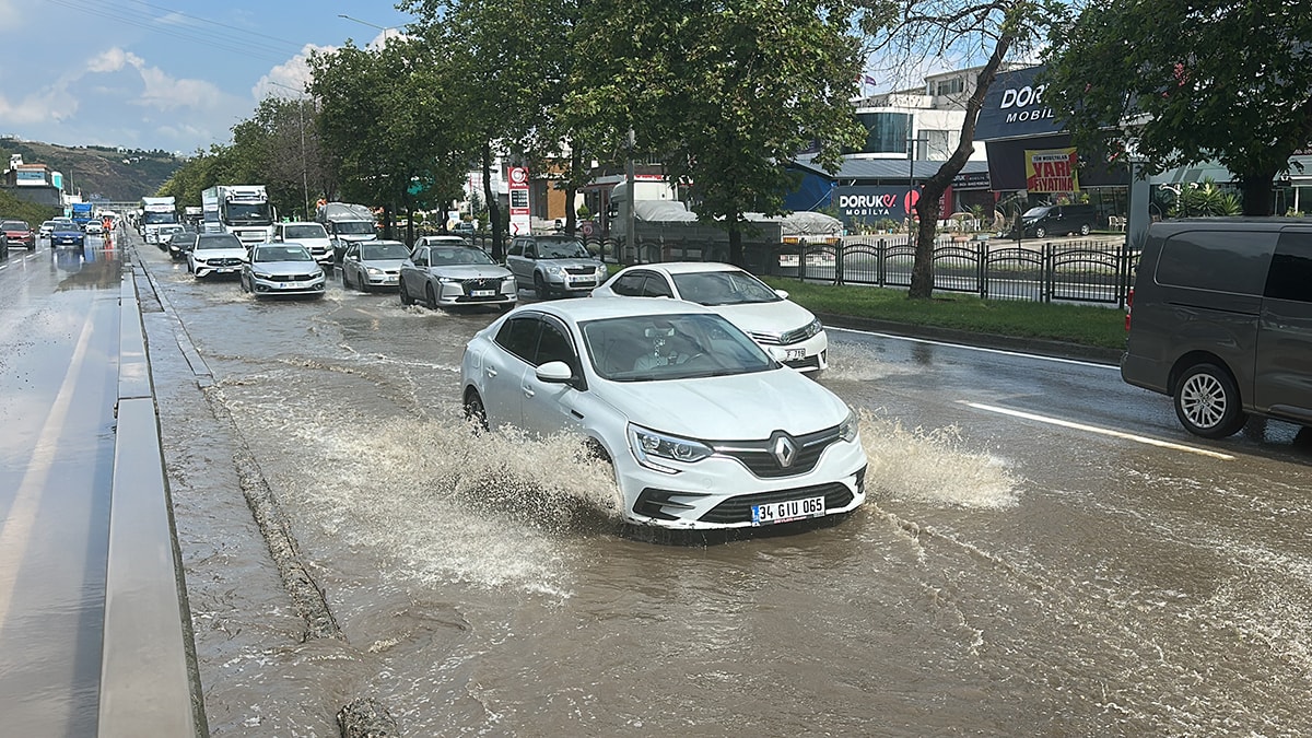 Samsun'da Sağanak Yağış Yolları Göle Çevirdi