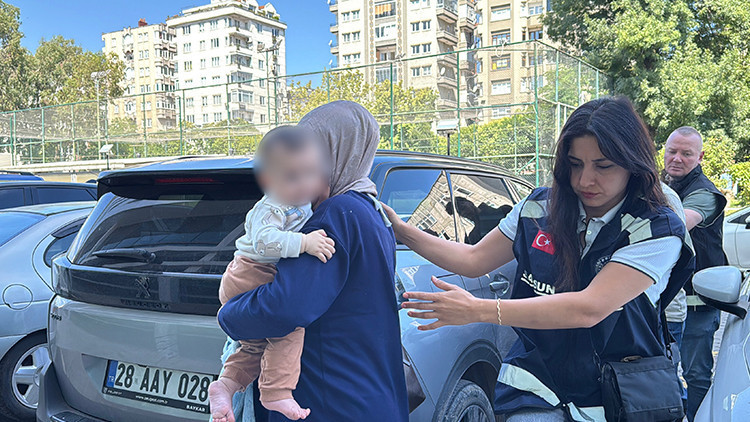 Samsun'da kucağında bebekle uyuşturucu operasyonu: Çantadan 1 kilo çıktı