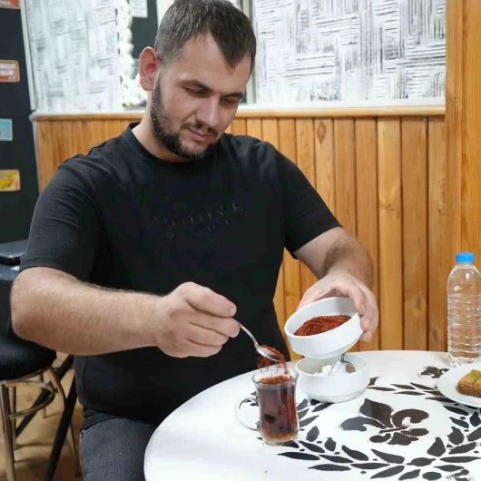 Samsun'da Bir Vatandaş Her Şeye Pul Biber Katıyor