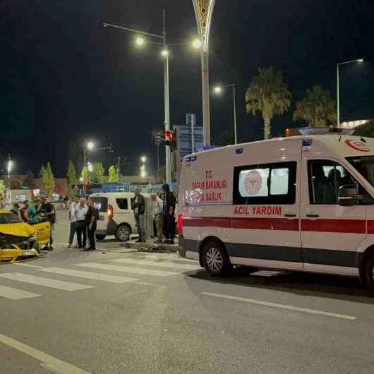 Samsun'da İki Taksi Çarpıştı: 2 Yaralı