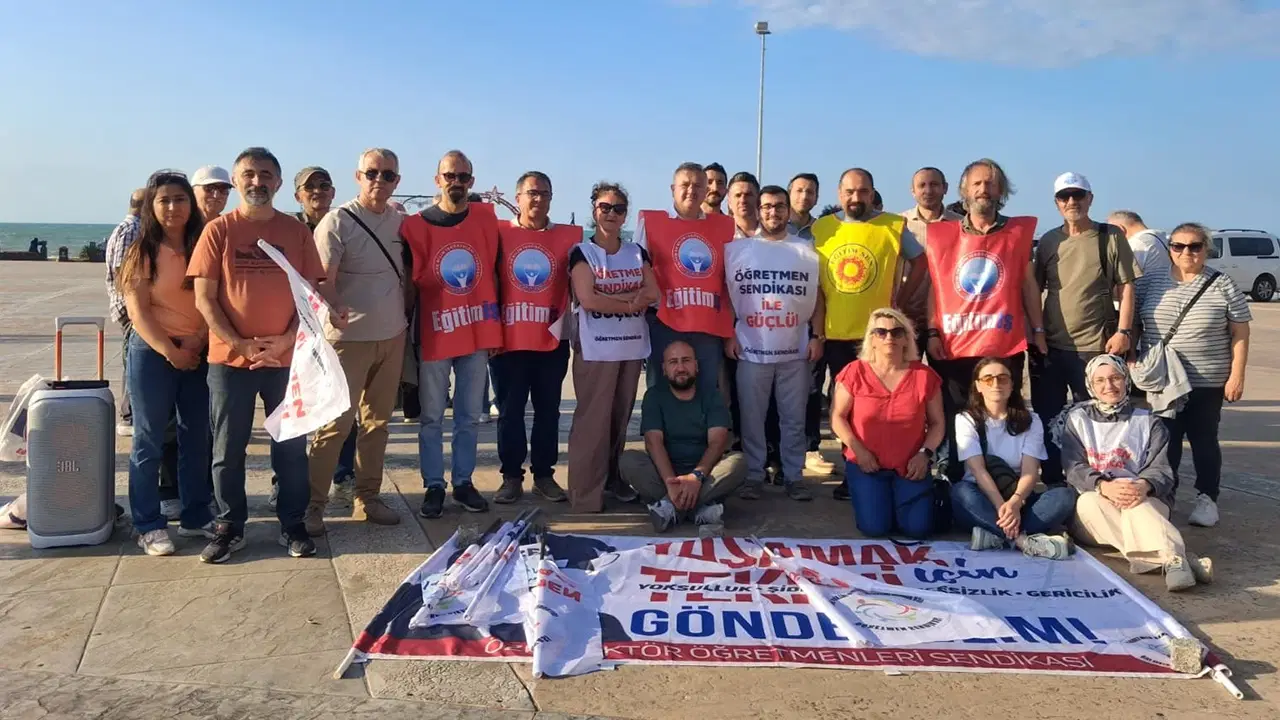 Samsun'da öğretmenler taban maaş ve mülakat için alana indi