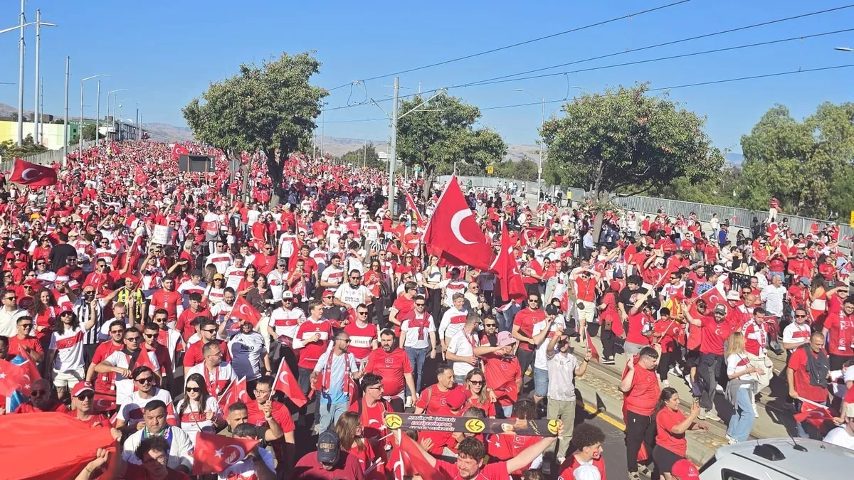 San Francisco'da Türk taraftarlardan muhteşem yürüyüş