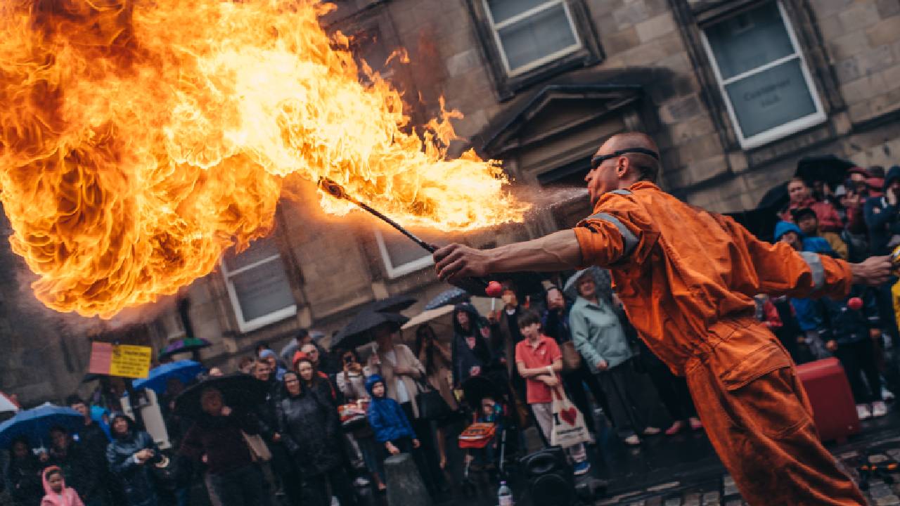 Sanatın Kalabalığına Boğulan Şehir: Edinburgh