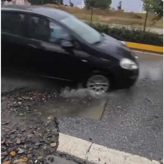 Sancaktepe'de açık bırakılan çukur araçlara zarar verdi