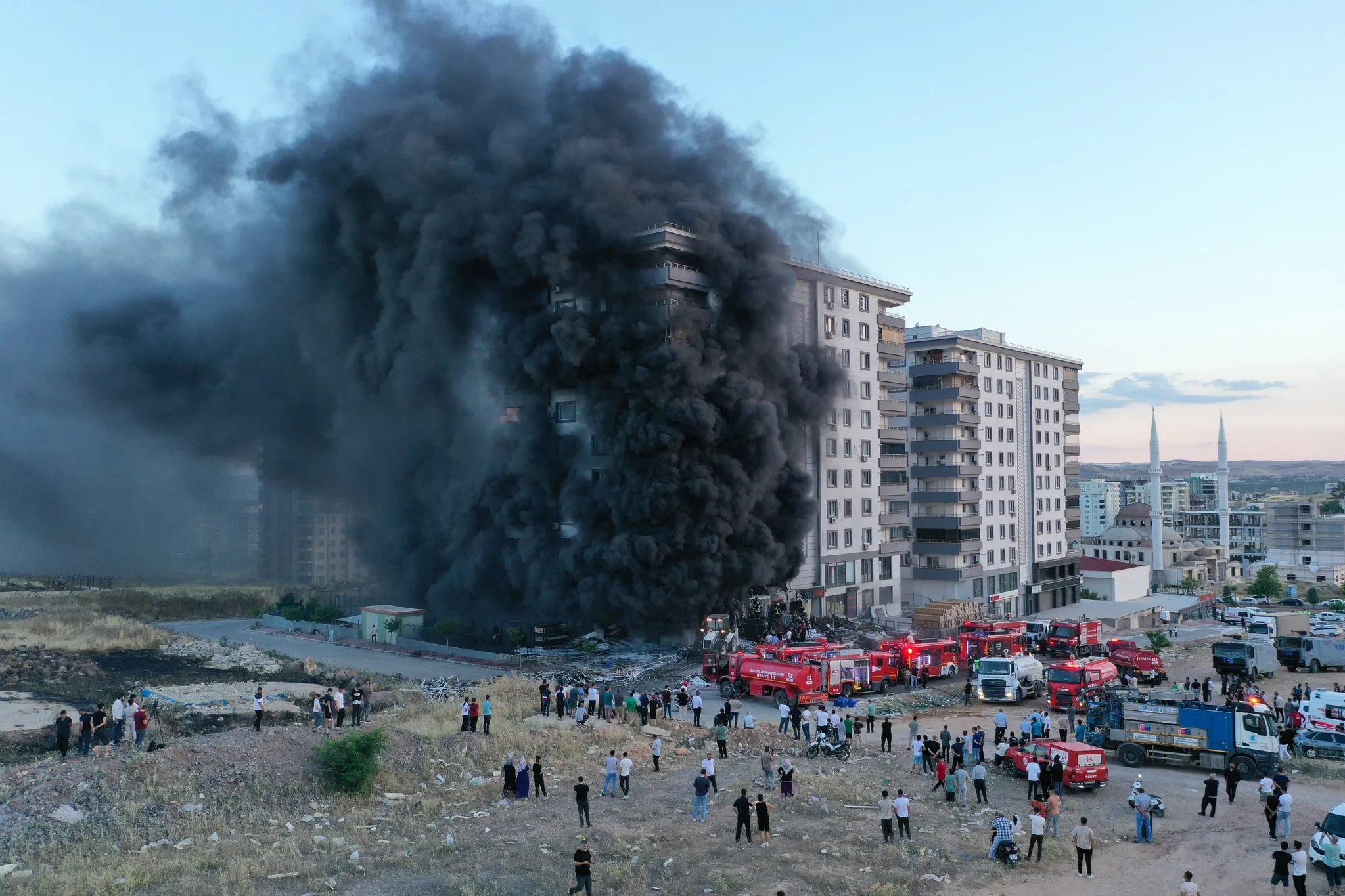 Şanlıurfa'da 10 katlı apartmanda yangın: Alevler üst katlara sıçradı