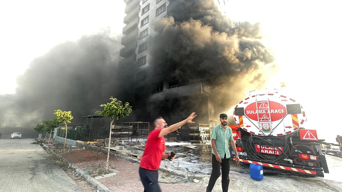 Şanlıurfa'da 10 katlı binada yangın paniği