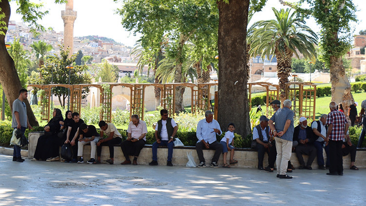 Termometreler 43'ü Gösterdi: Şanlıurfa Kavruluyor