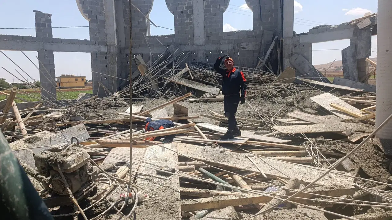 Şanlıurfa'da cami inşaatında çökme: 3 işçi göçük altında kaldı