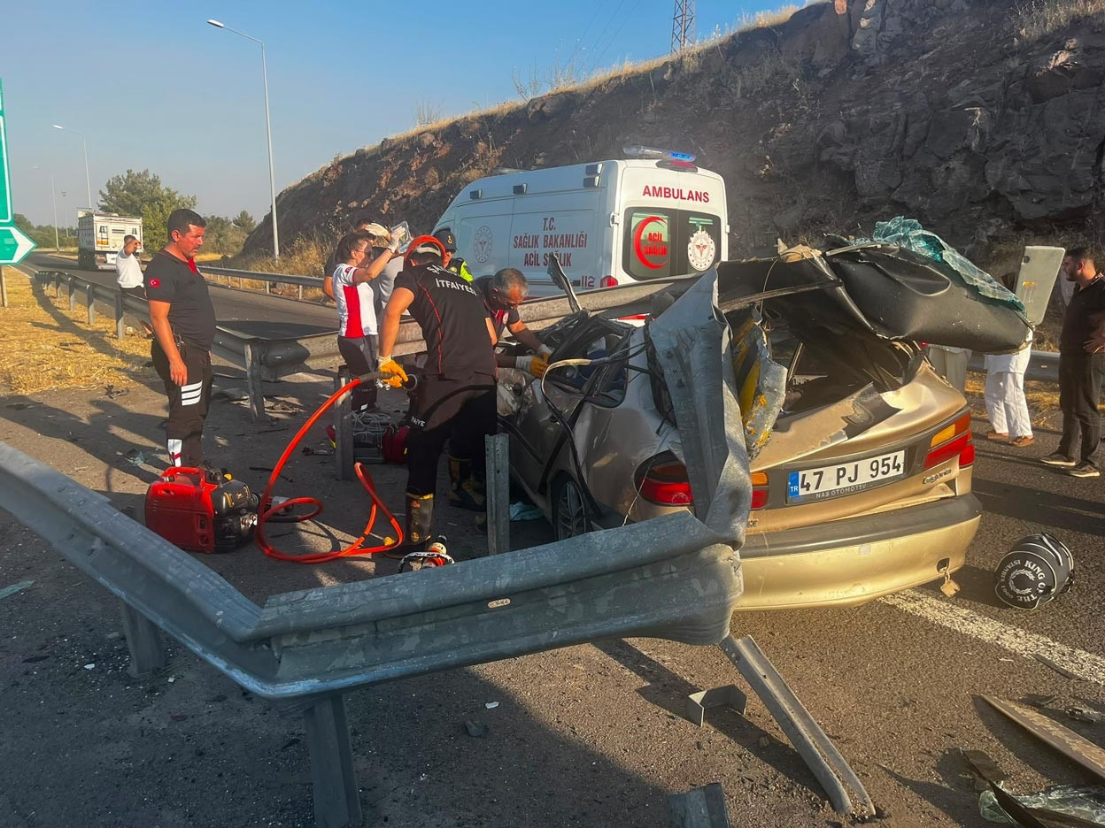 Şanlıurfa'da Feci Kaza: Takla Atan Otomobil Çelik Bariyerlere Çarptı, 1 Ölü 1 Yaralı