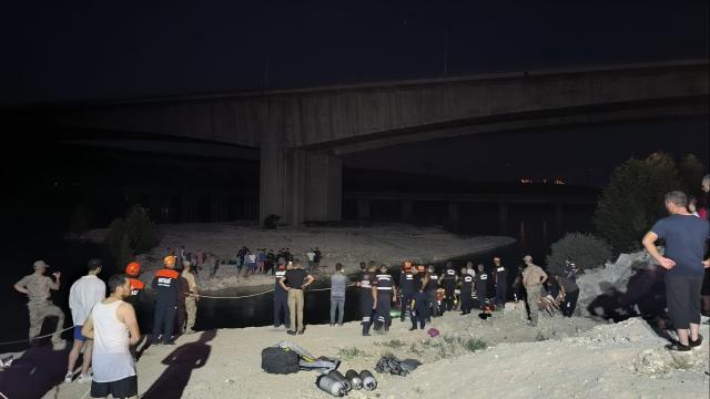 Şanlıurfa'da Fırat Nehri'nde mahsur kalan 26 kişi kurtarıldı