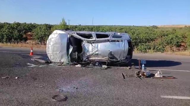 Şanlıurfa'da hafif ticari araç devrildi: 2 kişi hayatını kaybetti
