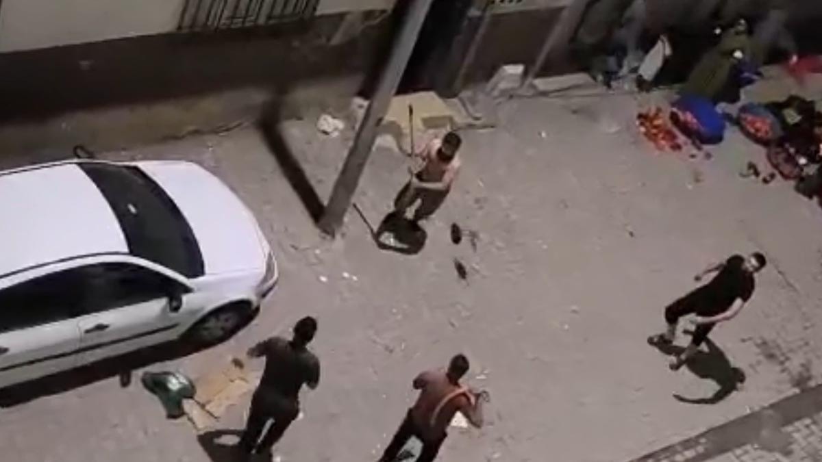 Şanlıurfa'da İki Grup Arasında Kavga: Taş, Sopa ve Terlikler Havada Uçuştu