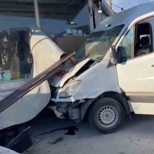 Şanlıurfa'da İşçi Servisi Dükkana Daldı: 10 Yaralı