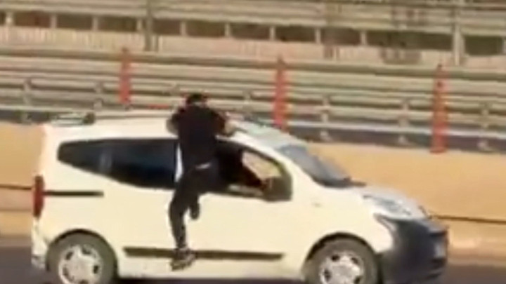 Şanlıurfa'da Kardeş Kavgası: Hareket Halindeki Araca Camdan Girmeye Çalıştı