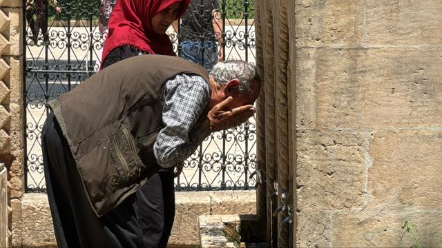 Şanlıurfa'da kavurucu sıcaklar: Vatandaşlar serinlemek için parklara akın etti