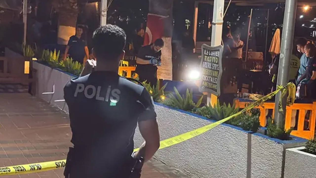 Şanlıurfa'da Korkunç Saldırı: Kırmızı Işıkta Bekleyen Otomobile Bıçaklı ve Silahlı Saldırı: 1 Ölü, 2 Yaralı