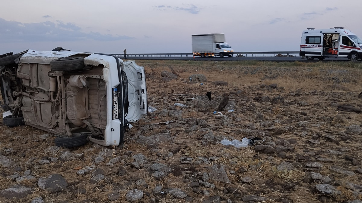 Şanlıurfa'da Feci Kaza: Otomobil Şarampole Devrildi, 4 Yaralı