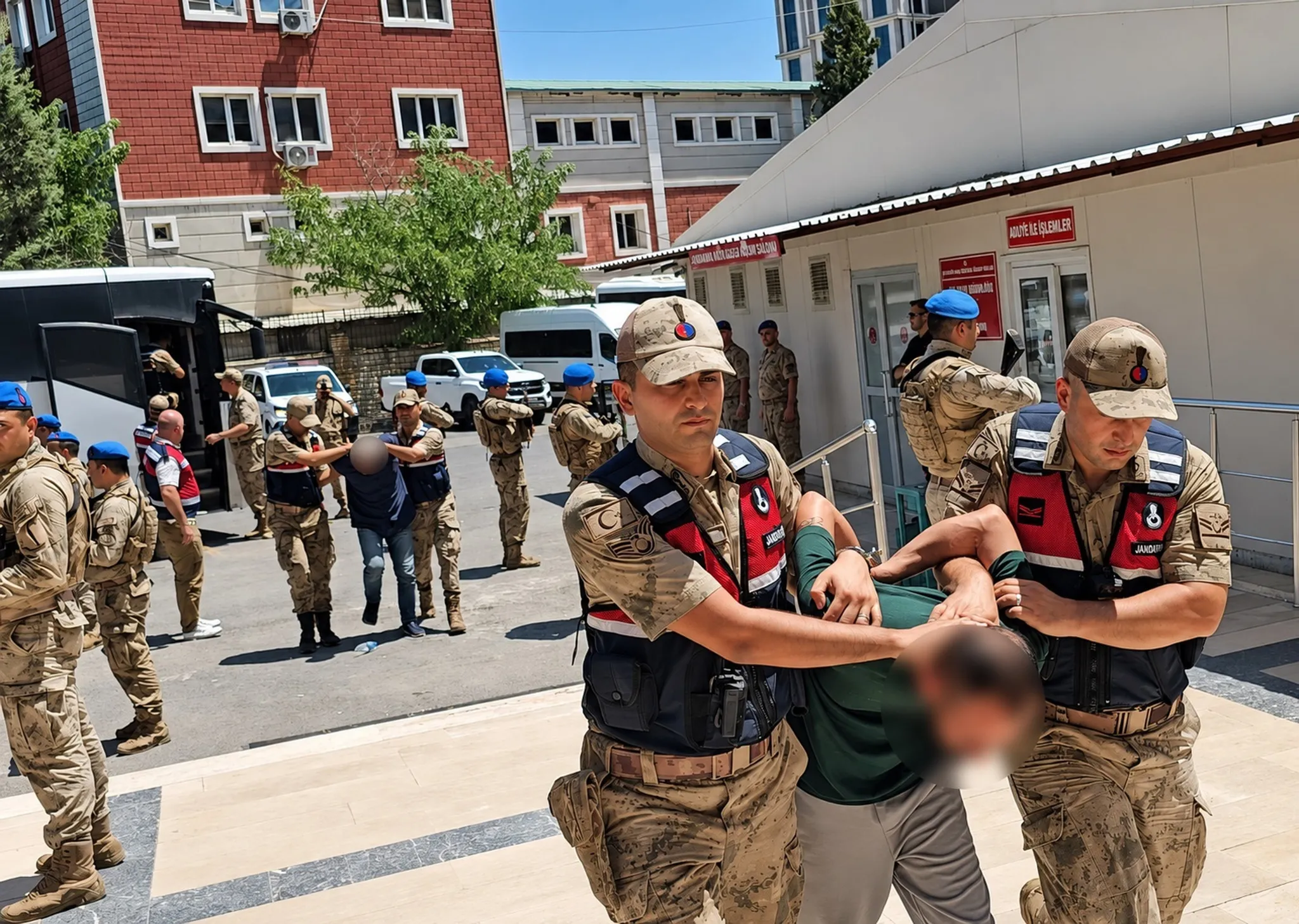 Şanlıurfa'da sahte jandarma kıyafetiyle altın soygunu! Gaspçılar tutuklandı