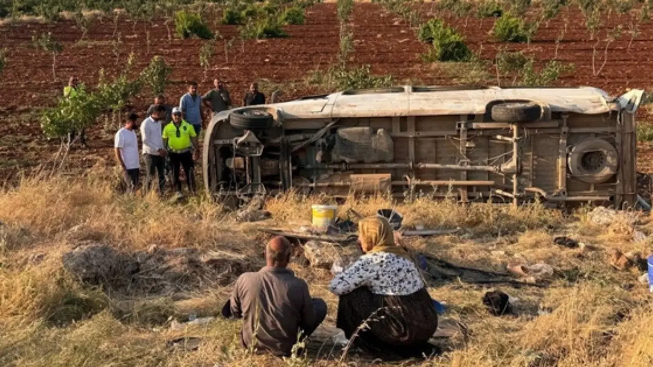 Şanlıurfa'da Tarım İşçilerini Taşıyan Minibüs Devrildi: 22 Yaralı